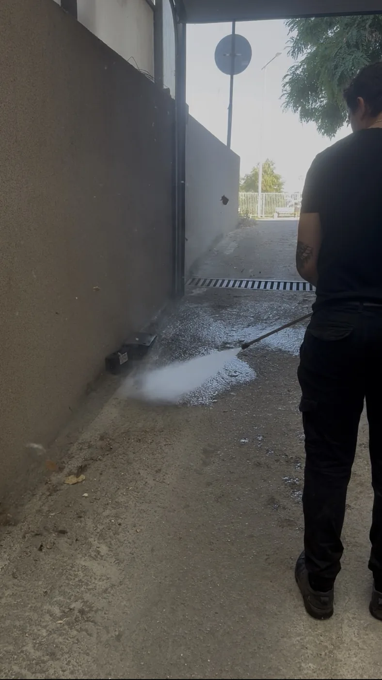 Замърсена настилка преди машинно почистване — Подземни гаражи от Агенти на чистотата